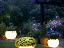12 Idées Lumineuses Pour Éclairer Et Décorer Votre Jardin concernant Boules Lumineuses Jardin