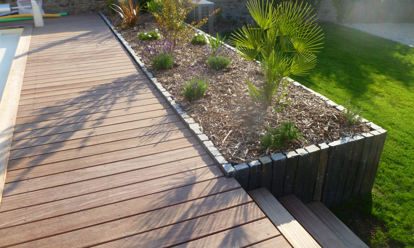 Aménagement D'un Jardin Avec Terrasse En Bois Vannes - 3D ... avec Aménagement Terrasse Et Jardin Photo