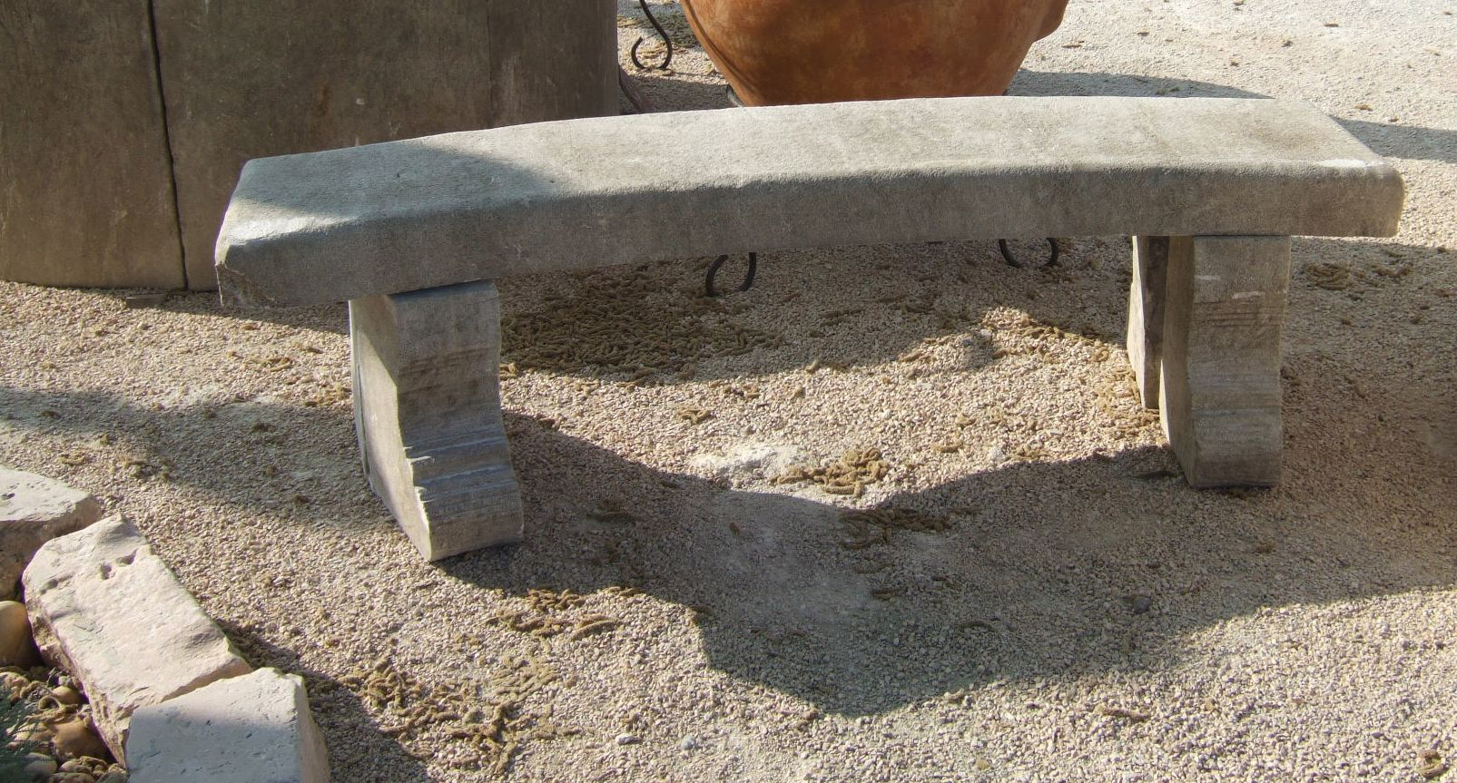 Ce Charmant Petit Banc En Pierre Naturelle De Provence Est ... avec Petit Banc De Jardin