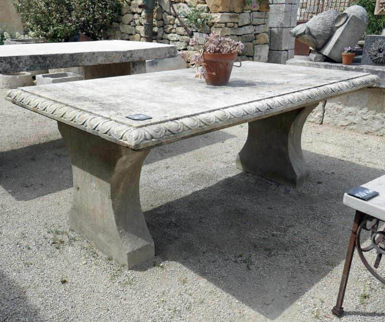 Cette Large Table De Forme Rectangulaire Est De Confection ... avec Table De Jardin En Pierre