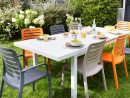 Chaise De Jardin En Plastique, Bois Ou Métal : Le Match ... destiné Table Et Chaise De Jardin En Plastique