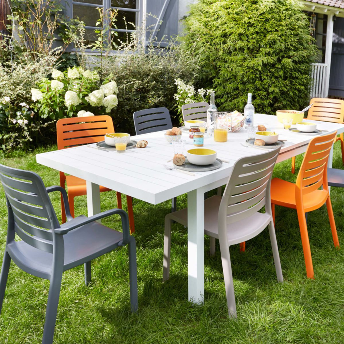 Chaise De Jardin En Plastique, Bois Ou Métal : Le Match ... destiné Table Et Chaise De Jardin En Plastique