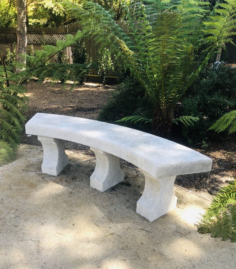 Charmant Banc Incurvé En Pierre De Provence : Mobilier De ... serapportantà Banc De Pierre Pour Jardin