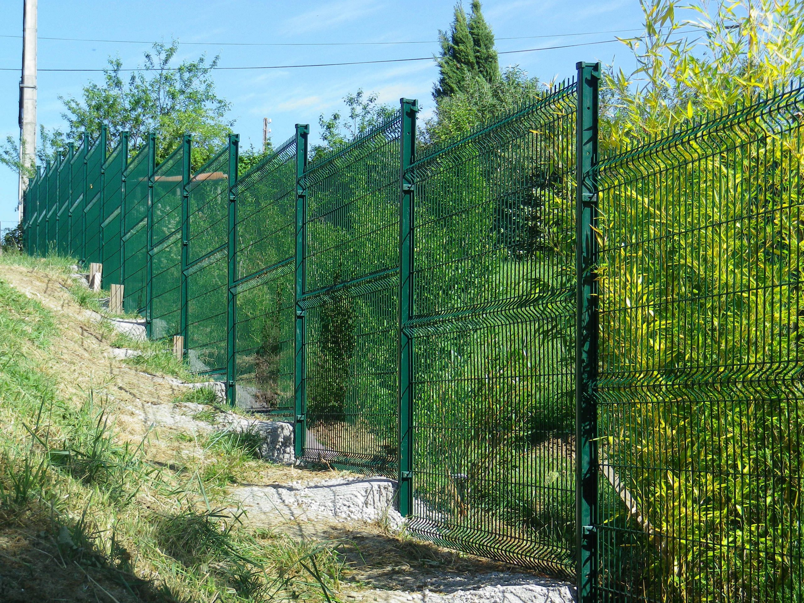 Clôture Et Grillage: Clôture Rigide En Pente | Cloture ... serapportantà Cloture Jardin Grillage Rigide