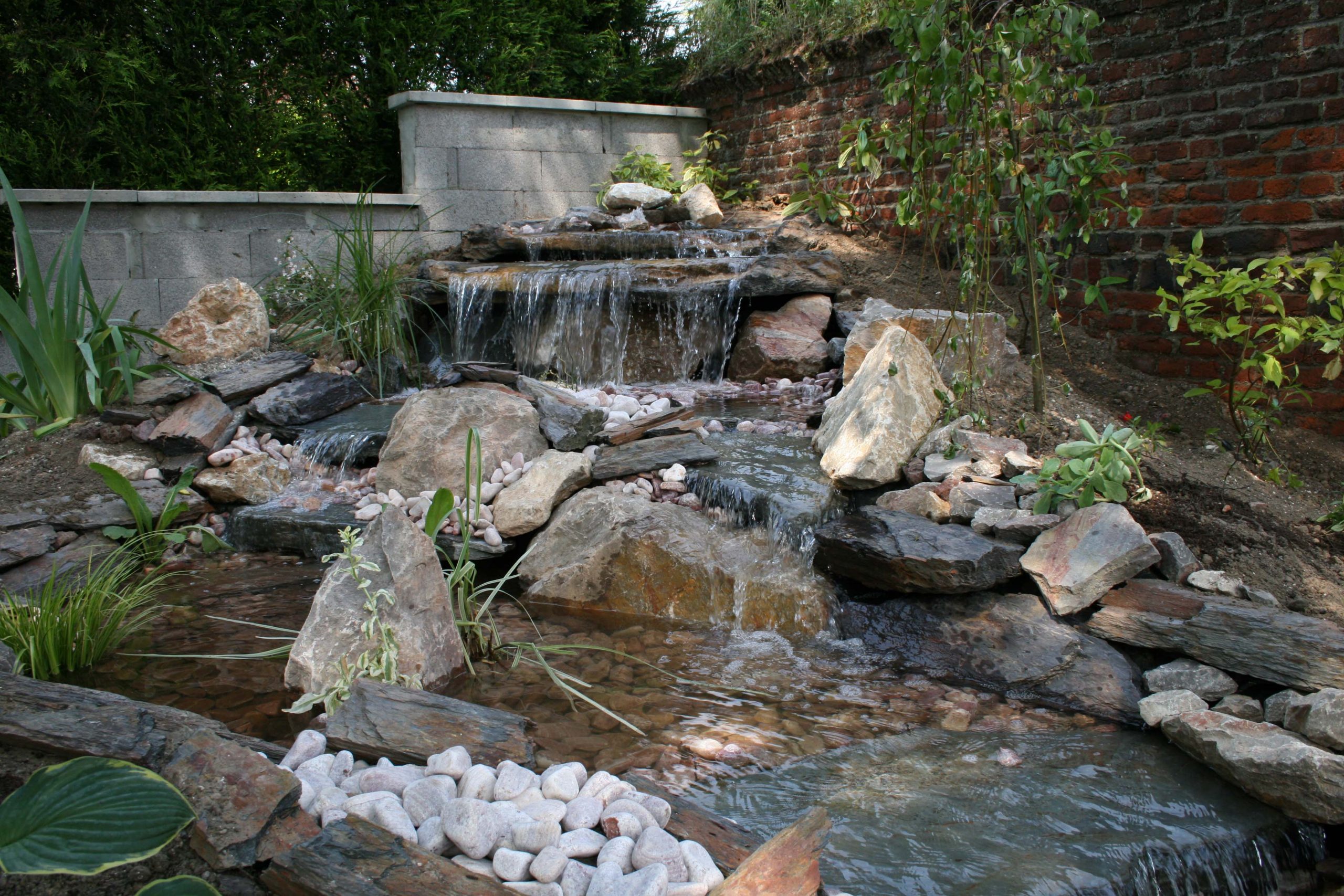 Comment Construire Sa Cascade ? - Expert Bassin serapportantà Construction D Un Bassin De Jardin Avec Cascade