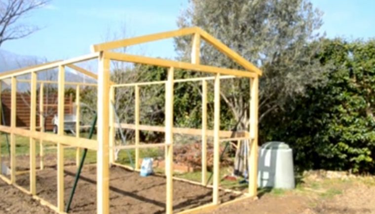 Comment Construire Une Serre De Jardin Moderne Et Efficace ... dedans Construction D Une Serre De Jardin En Bois