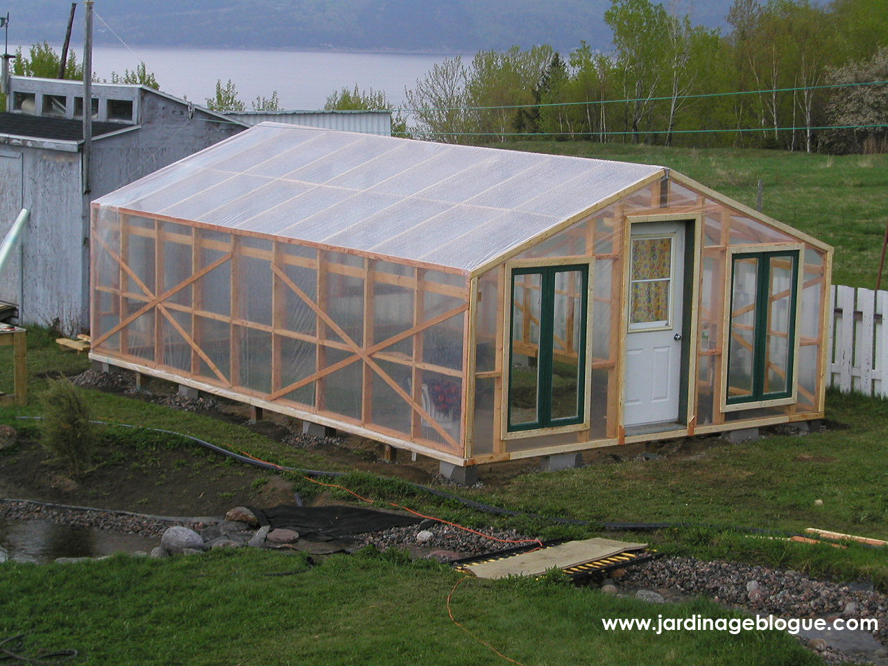 Construire Une Serre – Plan Et Étapes De Construction ... serapportantà Construction D Une Serre De Jardin En Bois