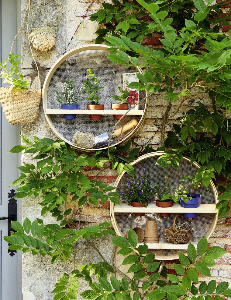Des Tamis Transformés En Étagères De Jardin | Etagere Jardin ... concernant Tamis Jardin