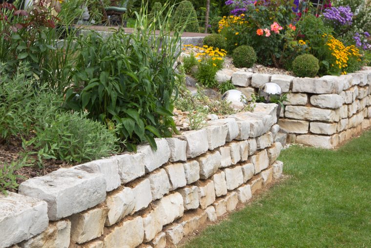 Donnez Un Air Distingué À Votre Jardin Avec Un Muret De ... à Petit Muret En Pierre Pour Jardin