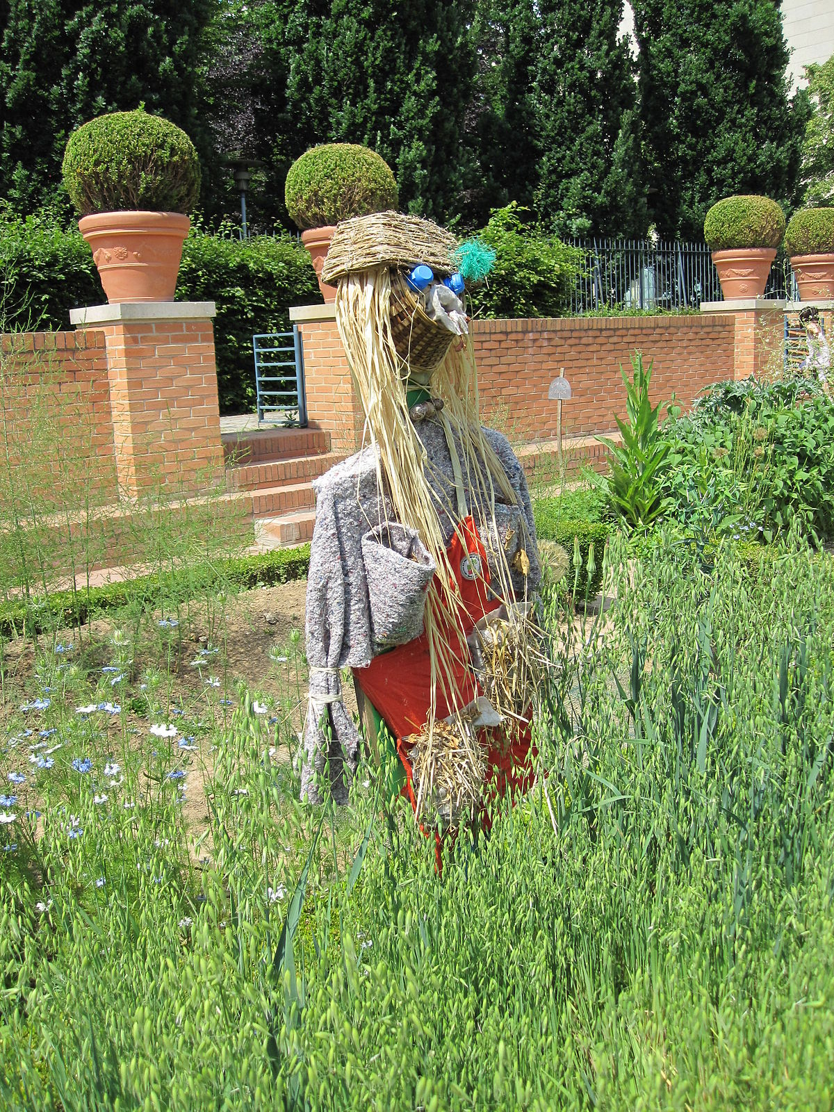 Fichier:jardin Potager Et Épouvantail.jpg — Wikipédia destiné Épouvantail Jardin