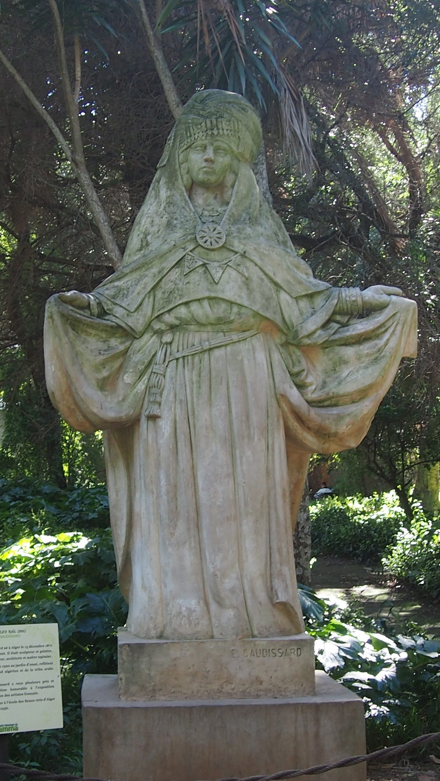File:une Statut D'une Princesse Berbère Au Jardin D'essai À ... pour Statut De Jardin