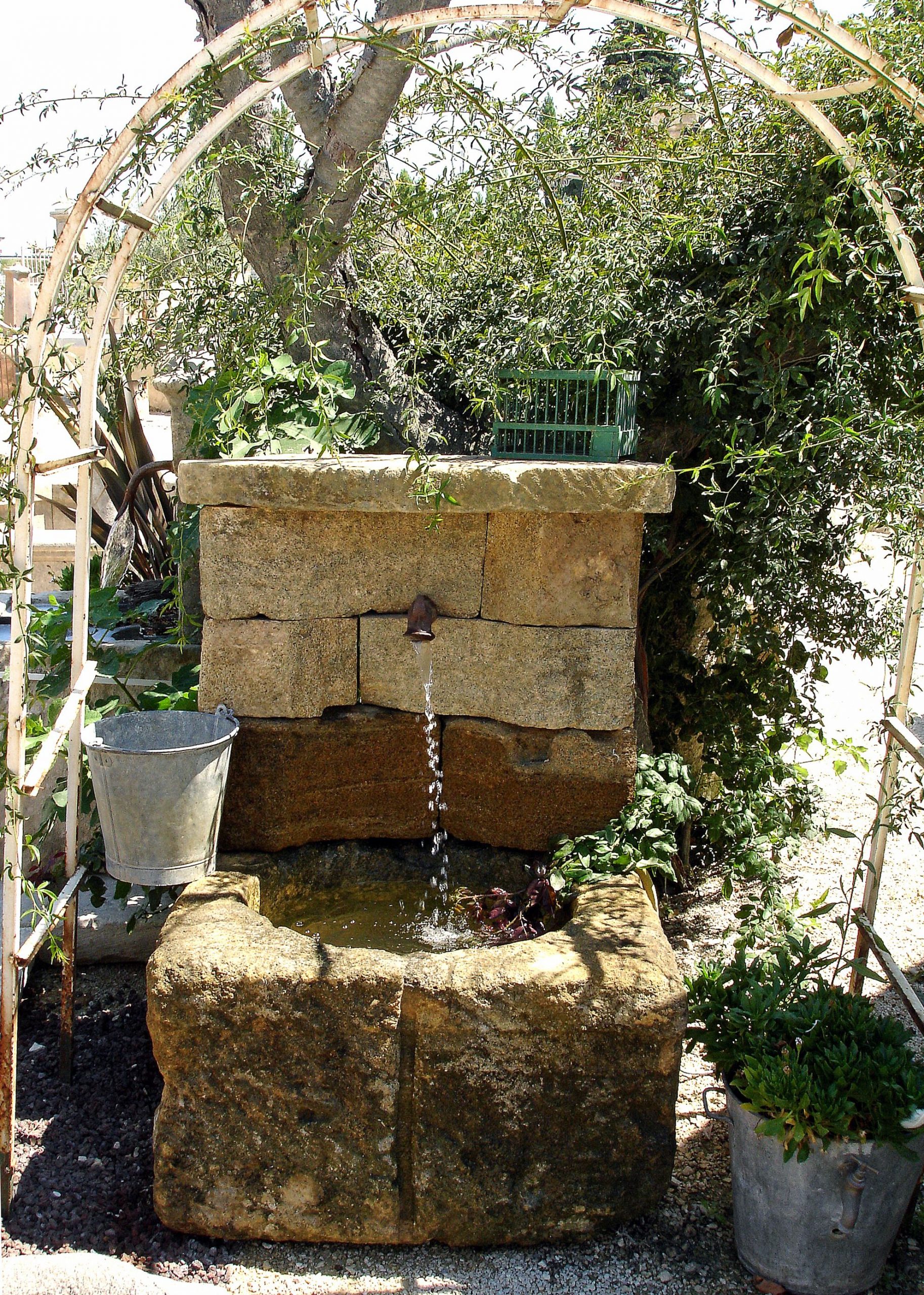 Fontaine De Jardin En Pierre - Fabrication Unique De L ... serapportantà Fabriquer Une Fontaine De Jardin