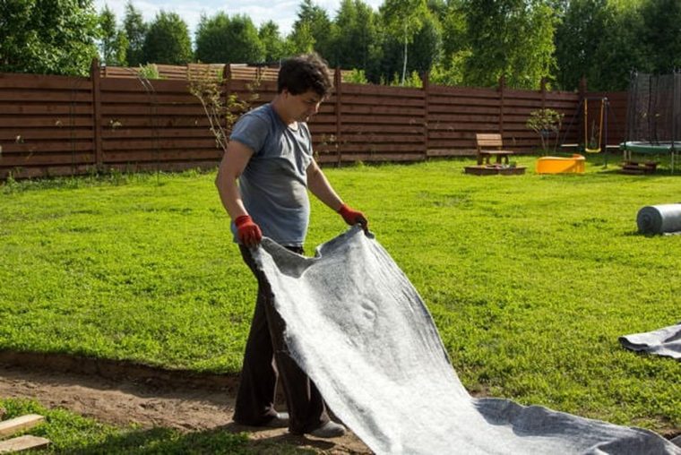 Géotextile : Comment Bien Le Choisir Et Le Poser encequiconcerne Géotextile Jardin