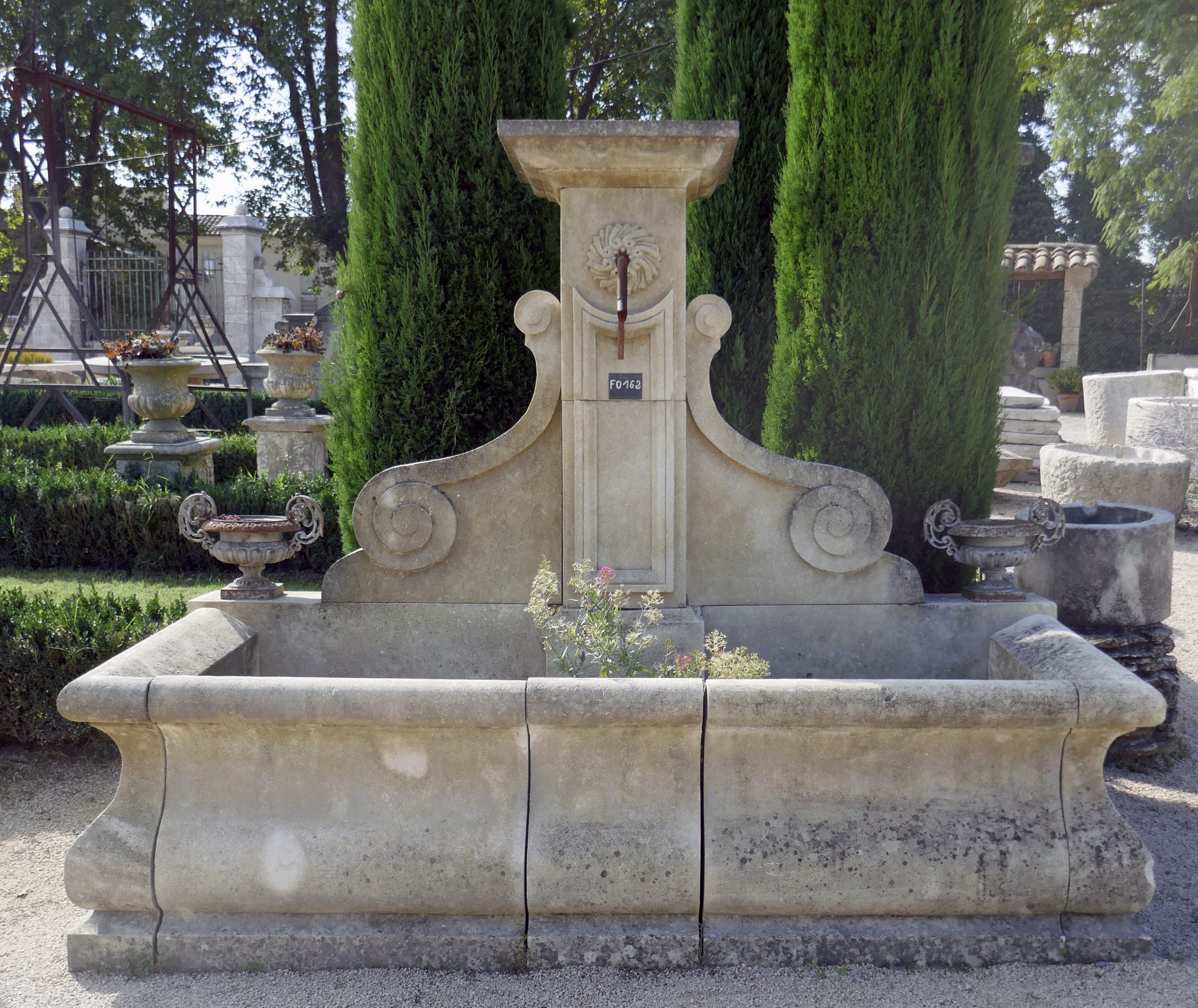 Grande Fontaine Murale En Pierre De Provence Sculptée ... tout Grande Fontaine De Jardin