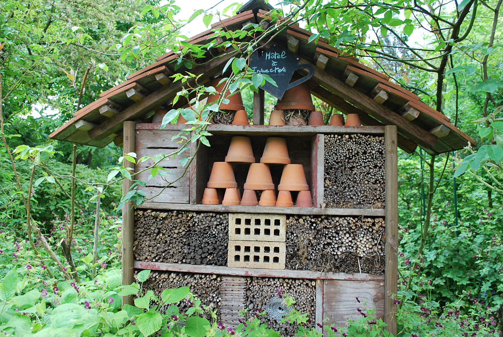 Hôtel À Insectes : Amusant Et Utile | Jardin Pratique à Abris Pour Insectes Du Jardin
