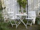 Jardin Avec Petite Table Pliante Blanche Et Deux Chaises, Le ... destiné Ikea Table Pliante Jardin