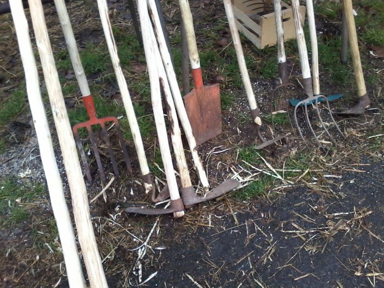 La Fabrication De Manches En Bois - Les Jardiniers Solidaires concernant Manche Outil Jardin La Fabrication De Manches En Bois - Les Jardiniers Solidaires concernant Manche Outil Jardin