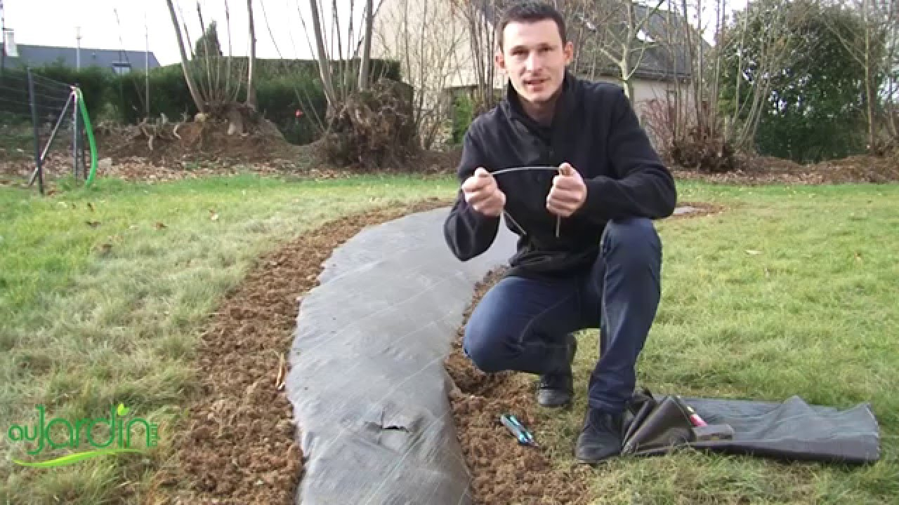 La Pose D'une Toile De Paillage Tissée concernant Bache Mauvaise Herbe Jardin