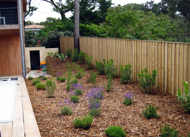 Le Gazon Est Souvent Une Contrainte Pour Les Jardins En Bord ... tout Copeaux De Bois Pour Jardin