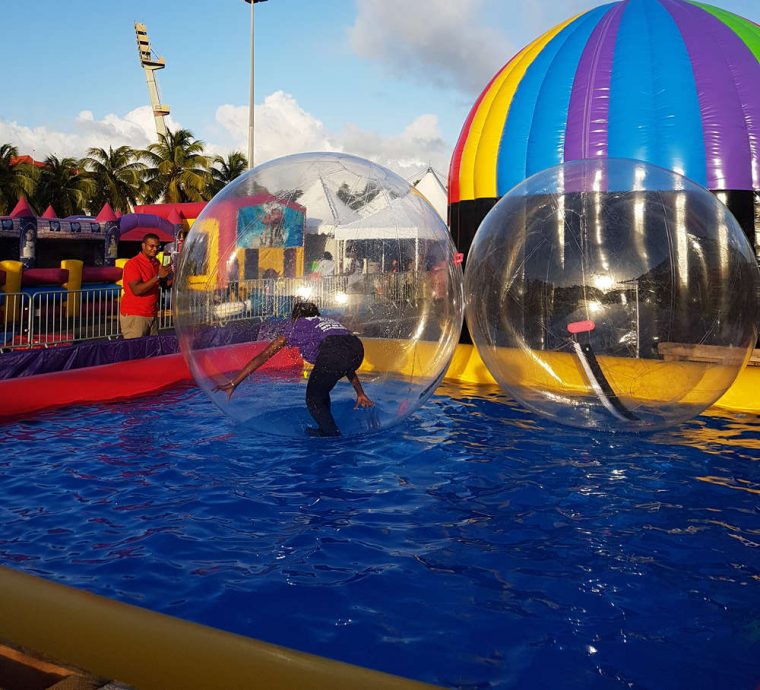 Les 2 Bulles Aquatiques Géantes À Utiliser Sur Piscine Du Client De 15H A  17H Par Default dedans Piscine Gonflable Geante