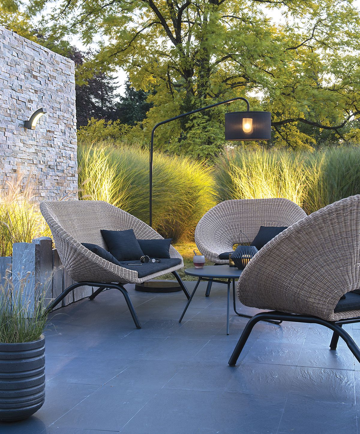 Loa Outdoor Furniture For Blooma On Behance | Meuble Jardin ... intérieur Salon De Jardin Blooma