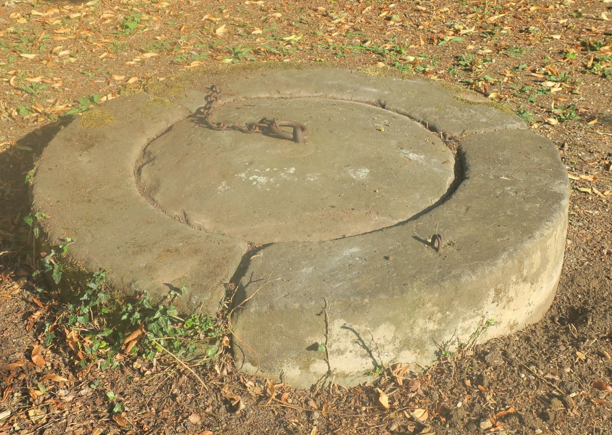 Margelle De Puit Et Son Couvercle - Antiquités Du Jardin ... intérieur Couvercle De Puits Jardin