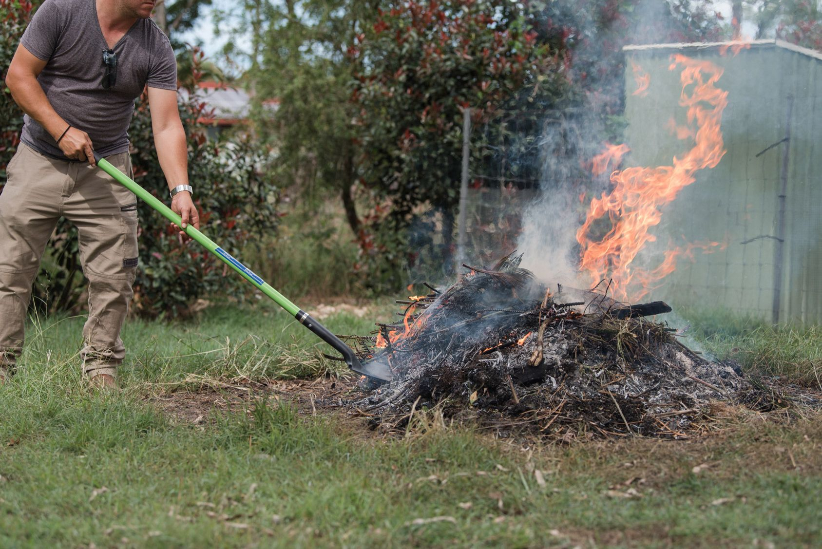 Mon Voisin Brûle Des Déchets Verts Dans Son Jardin destiné Bruler Feuilles Jardin