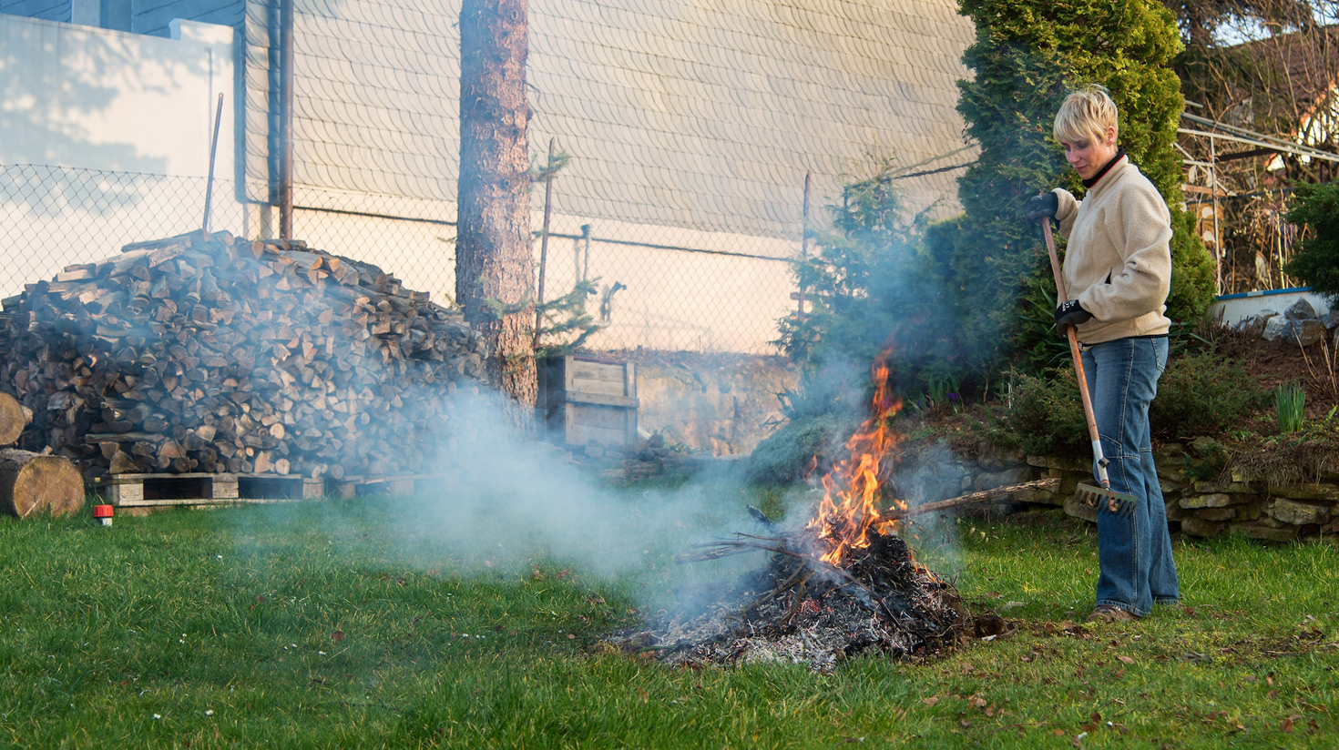 Peut-On Faire Un Feu Dans Son Jardin ? | Seloger avec Bruler Feuilles Jardin