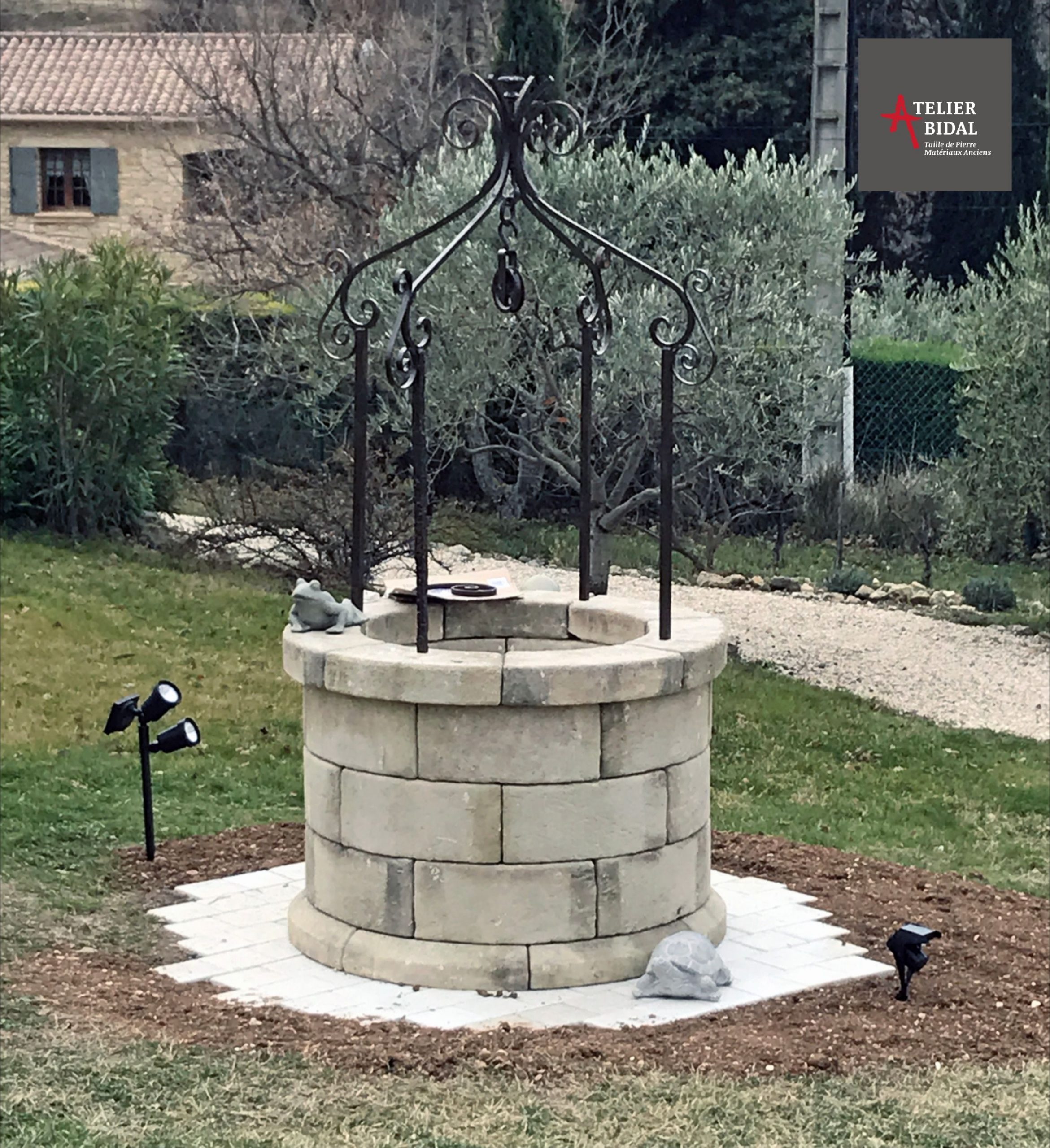 Puits À Eau Rond En Pierre Et Son Armature En Fer Forgé Avec ... dedans Puit De Jardin