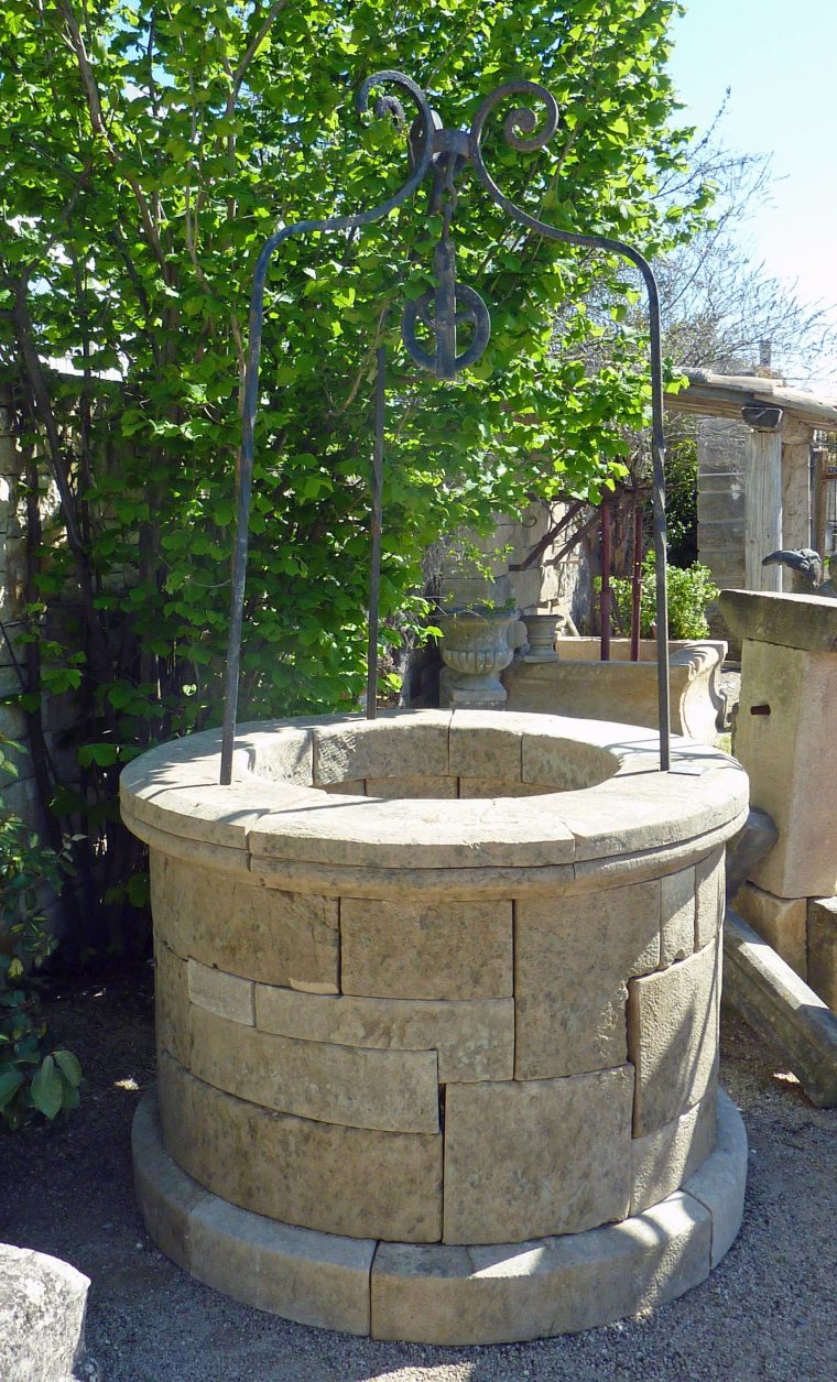 Puits De Jardin Avec Fût Circulaire Composé De Belles ... intérieur Puit De Jardin
