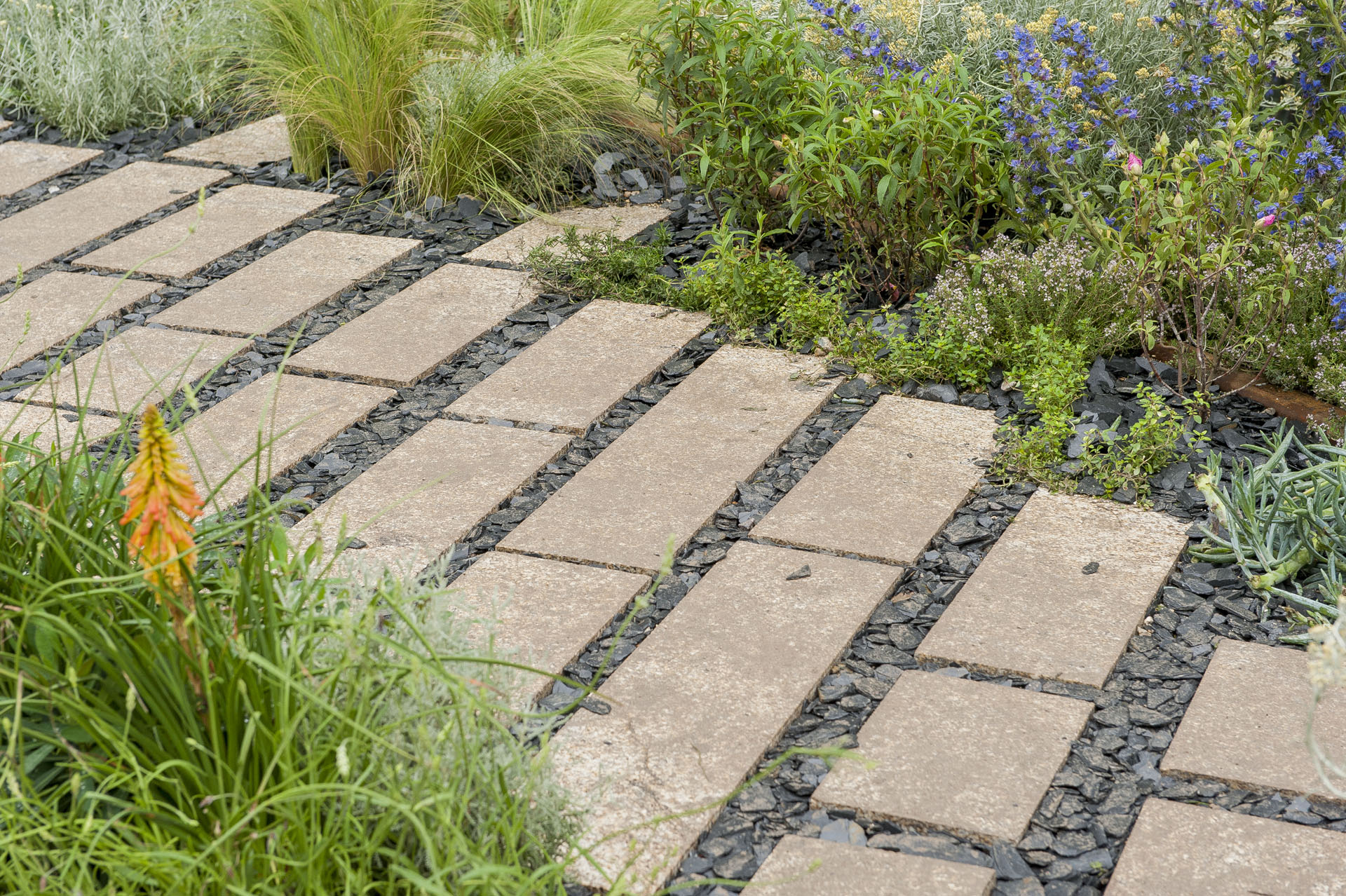 Quel Matériau Choisir Pour Obtenir Des Allées De Jardin ... encequiconcerne Allee De Jardin Pas Chere