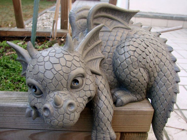 Statue De Jardin En Forme De Dragon Pour Bordure Gauche ... destiné Statuette De Jardin