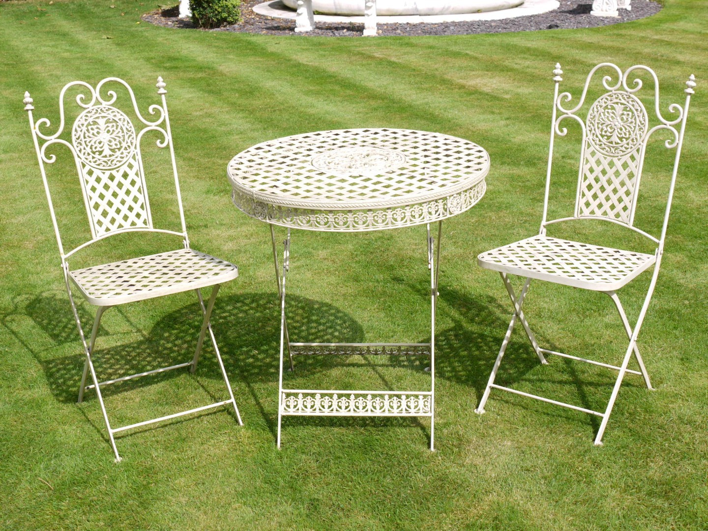 Table De Jardin Ronde Avec Deux Chaises Pliantes En Métal intérieur Table Et Chaises De Jardin En Fer