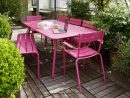 Terrasse Avec Ensemble De #jardin #luxembourg #rose #fuchsia ... pour Table Jardin Rose