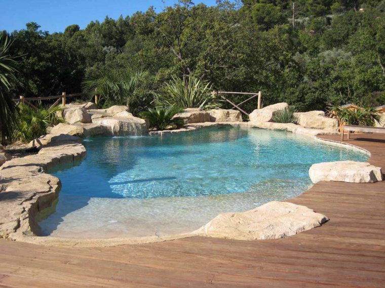 The Stones Extending Into The Deck Make This Look Very ... intérieur Piscine Originale
