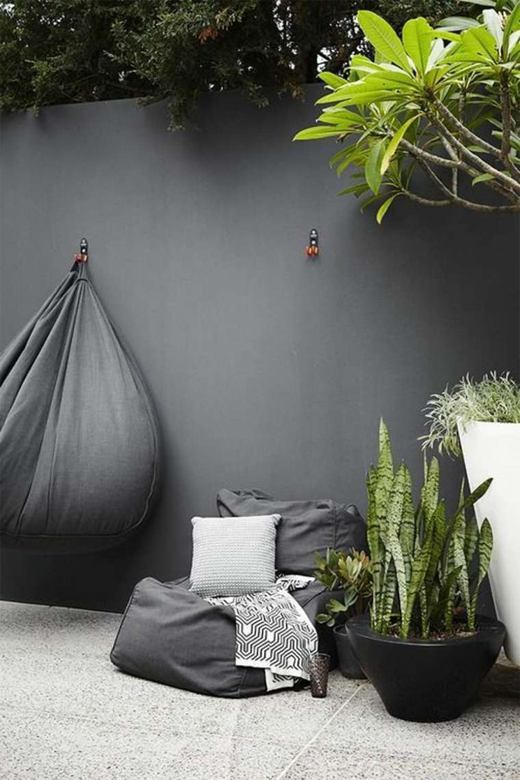 Un Mur De Jardin Noir - Turbulences Déco encequiconcerne Decoration Pour Mur Exterieur De Jardin