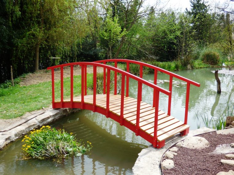 Un Petit Pont Japonais | Bois+ Le Bouvet encequiconcerne Pont En Bois Pour Jardin