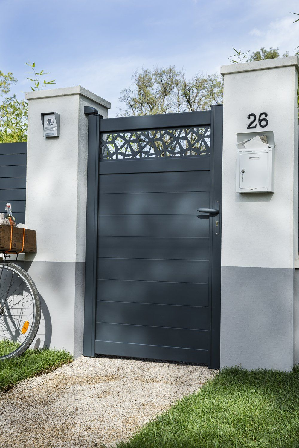 Un Portillon Moderne Et Ajouré Sur Le Haut En 2020 | Portail ... tout Leroy Merlin Portillon Jardin