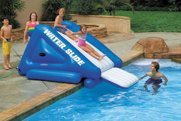 Un Toboggan Gonflable Pour Piscine - Guide-Piscine.fr destiné Toboggan Gonflable Pour Piscine