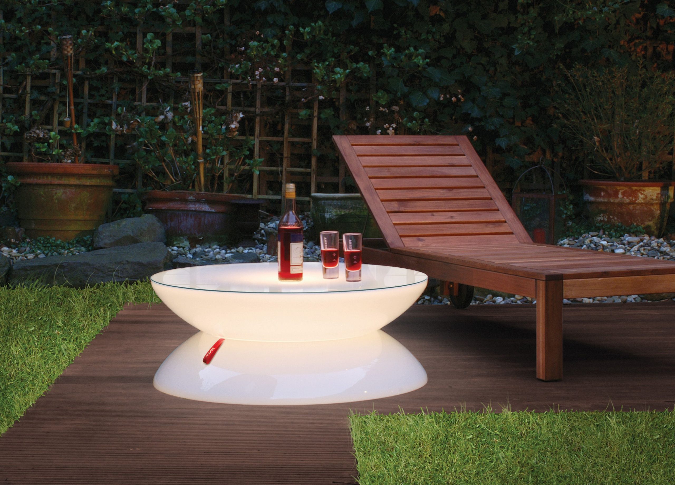Une Table Chic Et Moderne Pour Un Espace Mordernisé #table ... avec Salon De Jardin Led
