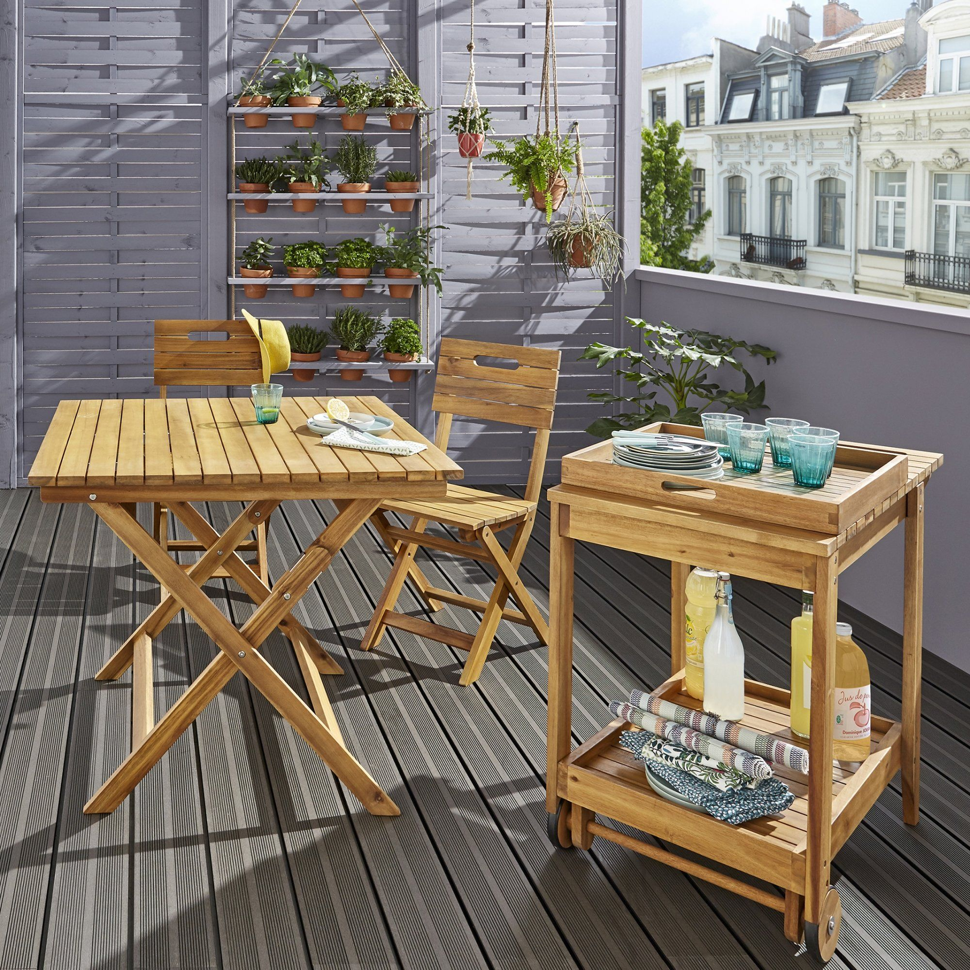 Une Table Et Des Chaises En Bois Pour La Balcon | Chaises ... intérieur Petite Table De Salon De Jardin