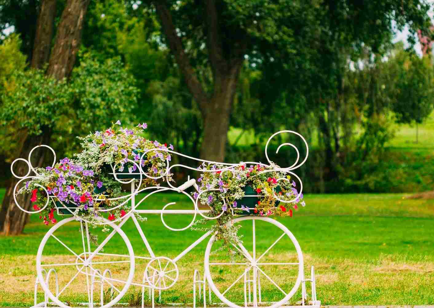 Vélo Déco Jardin En 20 Idées À Copier De Toute Urgence! avec Fer Forgé Jardin Décoration