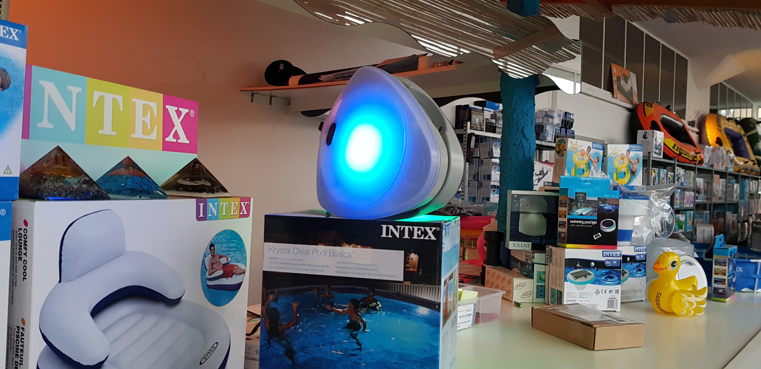 Intex Multicolor Magnetlampe Beleuchtet Innen Wie Aussen Auf Knopfdruck avec Spot Piscine Led Multicolor