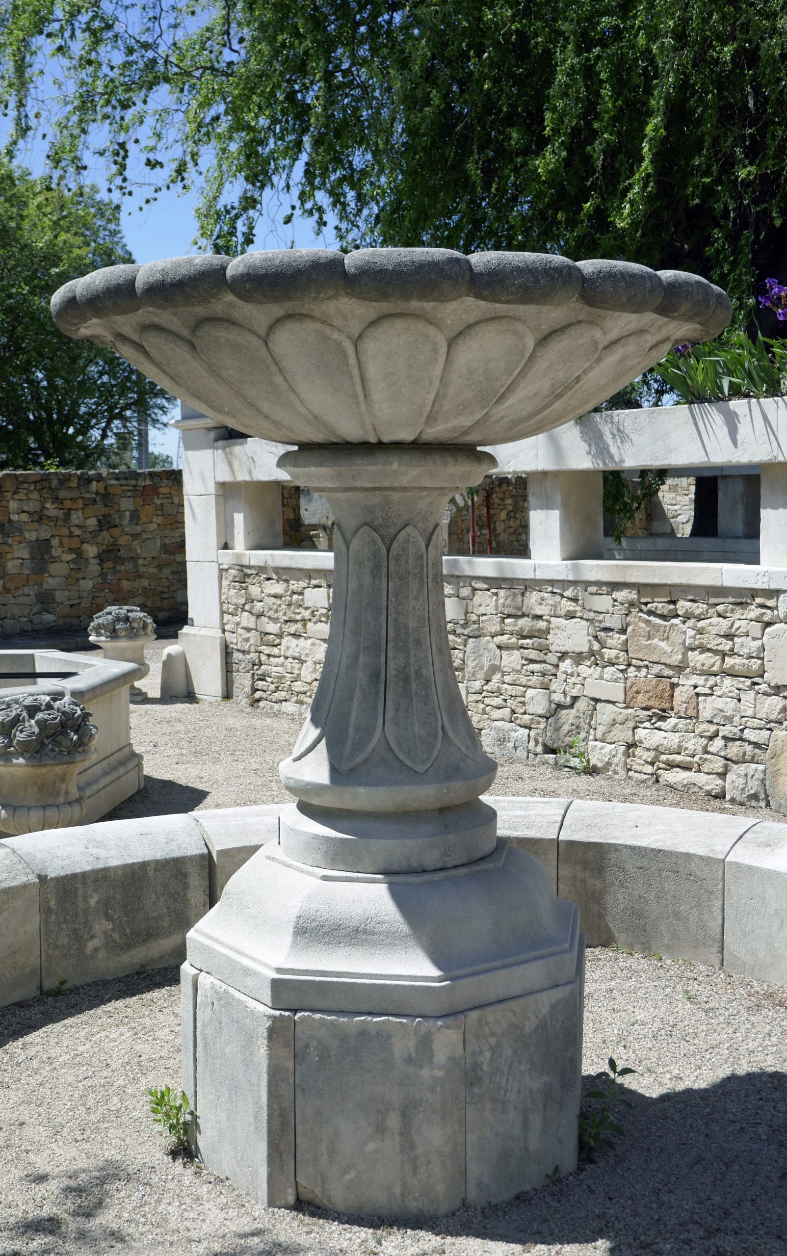 Magnifique Vasque En Pierre Sculptée De Godrons Sur Socle ... intérieur Fontaine De Jardin A Debordement