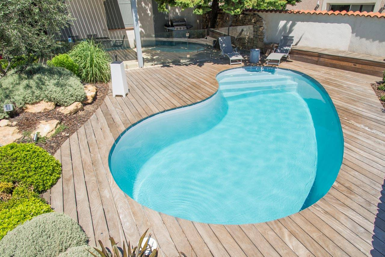 Piscine Coque Polyester Forme Haricot A Fond Plat Modele ... tout Piscine Coque Forme Haricot