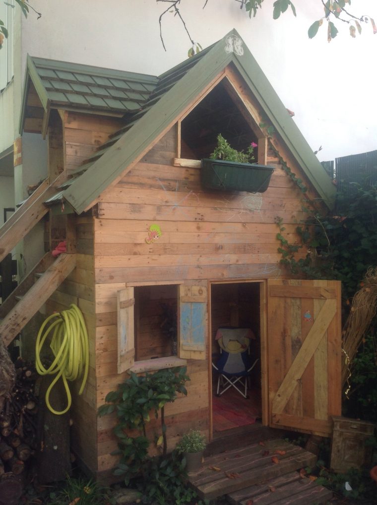 Cabane Enfant En Palettes Avec Étage Instructions De ... tout Construire Cabane Enfant Bois Dessous Patio