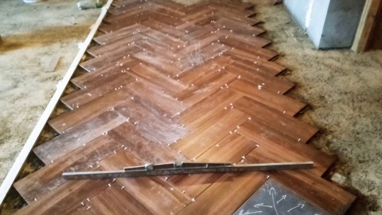 Khelifa Le Carleur. Eps 05 La Pose De Parquet. Grâce À La Dalle De Sol.  Milleur Moyen A Faire Équerr dedans Faux Parquet Algerie Batna Prix