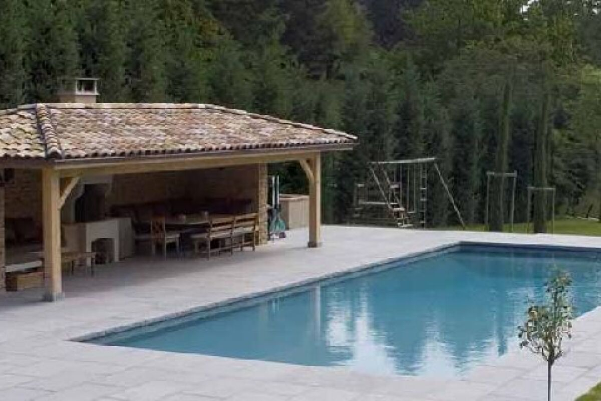 Le Pool House De Piscine : Un Espace De Rangement Dédié À La ... dedans Fabriquer Un Pool House