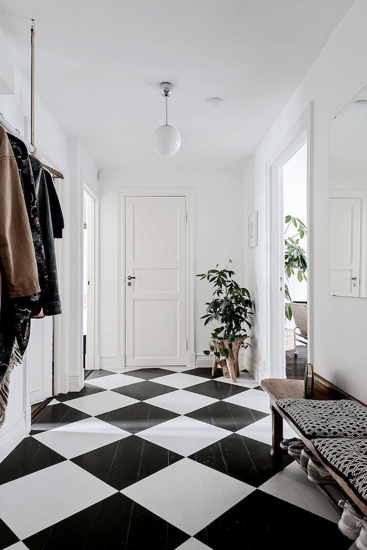 Un Carrelage En Damier Noir Et Blanc Dans L'Entrée | Maison ... dedans Carrelage Damier Noir Et Blanc