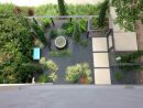Jardin Moderne Avec Du Gravier Décoratif, Galets Et Plantes à Parterre Gravier